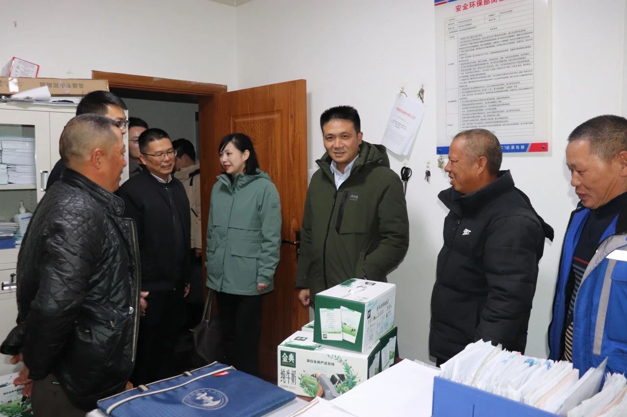 四川路橋黨委委員、董事、工會主席朱年紅赴川交公司項目一線開展“冬送溫暖”慰問活動