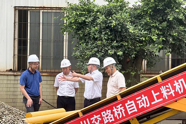 川交公司黨委書(shū)記、董事長(zhǎng)杜江林到S11線拌合站自動(dòng)上料系統(tǒng)疲勞實(shí)驗(yàn)現(xiàn)場(chǎng)指導(dǎo)工作