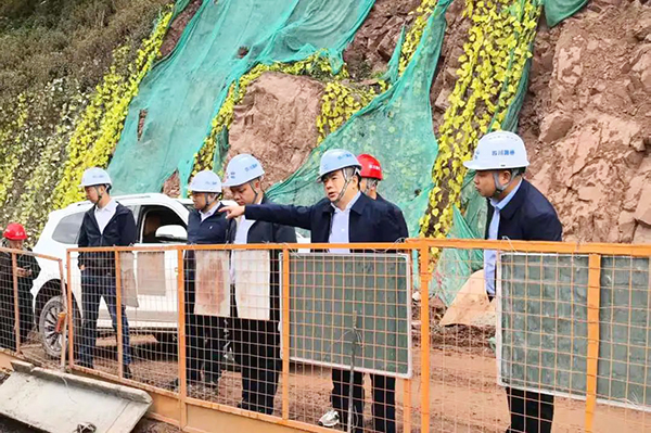 川交公司黨委書記、董事長杜江林一行深入西寧高速公路項目、會祿高速項目開展“五一”節(jié)前安全專項檢查